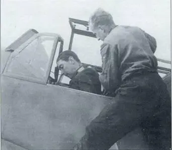 Исторический кадр Один из пилотов помогает выбраться из кабины Bf109F4 - фото 59