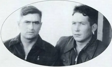 Зам командира 518го ИАП подполковник ВСМихеев слева и старший лейтенант - фото 68