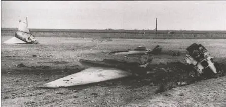 На месте падения С32М2 30 июня 1972 года самолет на малой высоте попал в - фото 45