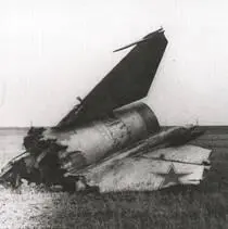 На месте падения С32М2 30 июня 1972 года самолет на малой высоте попал в - фото 46