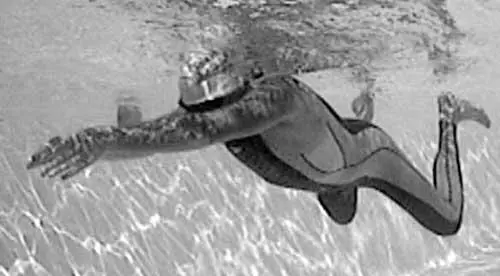 4 Сосредоточьтесь на пронзании воды головой и руками одновременно сводя ноги - фото 53