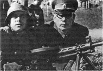 А А Власов и солдат РОА дить генерала стать политическим вдохновителем - фото 24