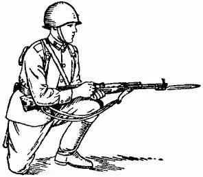 а б Рис 46Изготовка к стрельбе с колена а до заряжания б после - фото 52