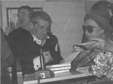 Генделев раздает автографы на презентации своей книги Сзади друг Паша - фото 32
