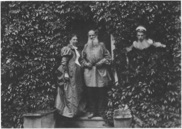 Софья Андреевна и Лев Николаевич с сыном Мишей Ясная Поляна 1898 г Софья - фото 27