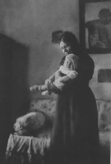 С внуком Лёвушкой Ясная Поляна 1898 г С внуками Сонечкой на руках и - фото 29