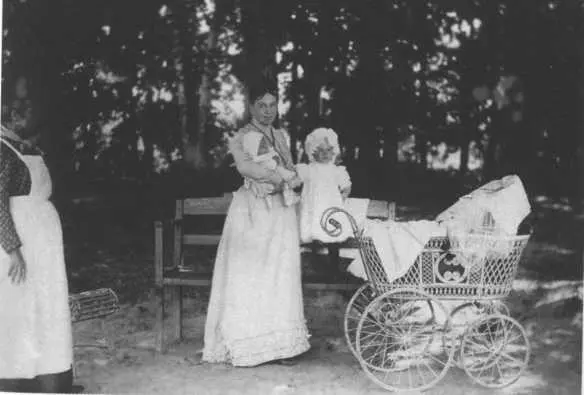 С внуками Сонечкой на руках и Лёвушкой Ясная Поляна 1900 г Москва 1898 - фото 30