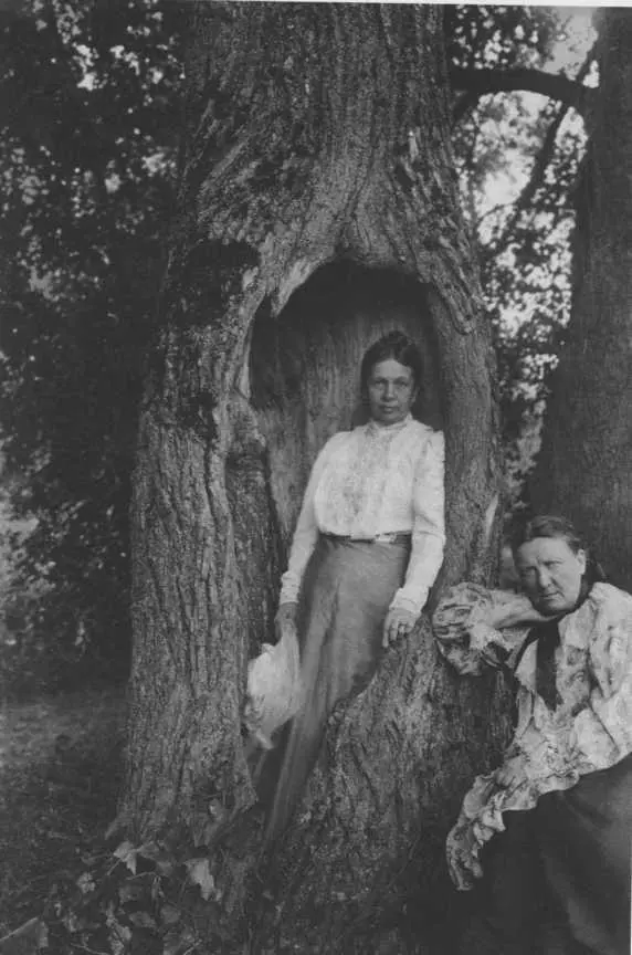 Софья Андреевна и крестьянка Анна Маслова 1898 г Ясная Поляна 1901 г - фото 33