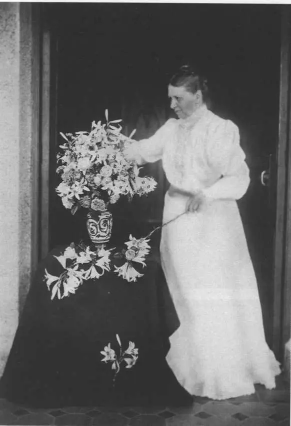 С букетом лилий в День Святой Троицы Гаспра 1902 г Внуки Ванечка и - фото 39