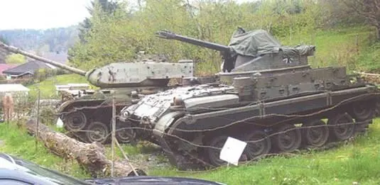 Рядом с парковкой автомобилей расположились легкий танк М41 Уокер Бульдог и - фото 51