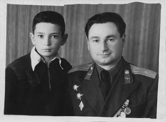 Папа и я в Воздвиженке Дедушка с бабушкой в начале 50х Заботами бабушки с - фото 1