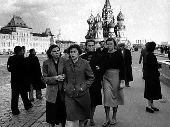 Вышли наружу и пошли разумеется на Красную площадь Справа Накупили мы - фото 5