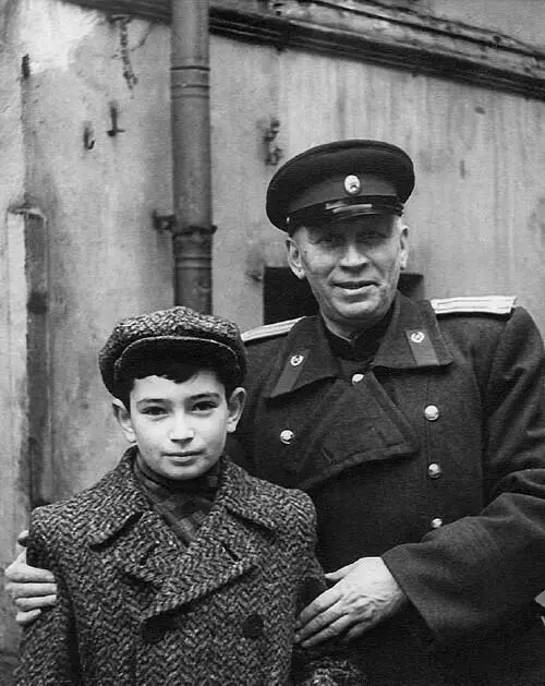 Мы с дедушкой во дворе на переулке Крылова Наше семейство в квартире на - фото 38