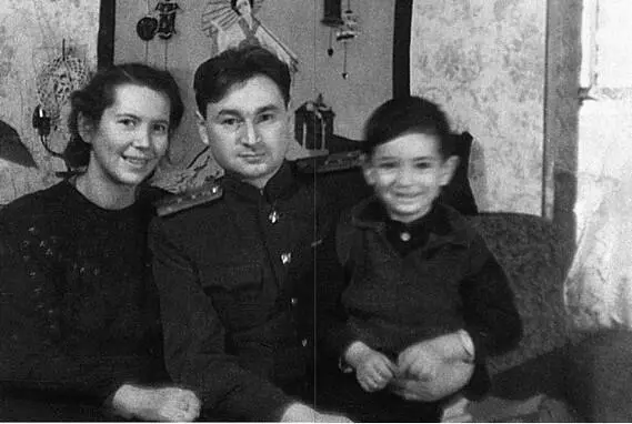 Наше семейство в квартире на Аптекарском переулке еще до отъезда на Дальний - фото 39
