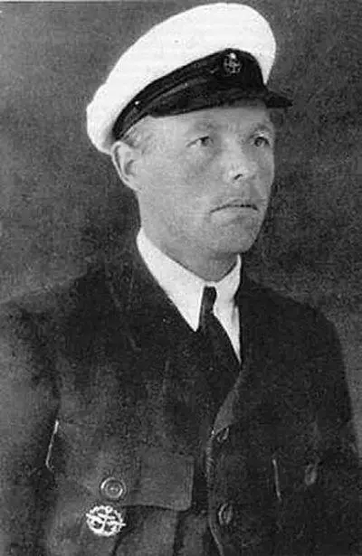 Вернер Лехтимяки в 1922 г На груди знак об окончании школы морских летчиков - фото 66