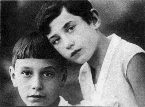 Ленина справа с подругой Верхнеднепровск 1938 г Детский дом стоял на - фото 6