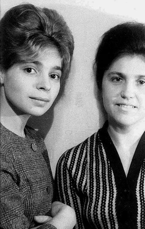 Людмила справа с подругой Галиной Головицер в комнате Людмилы в - фото 13