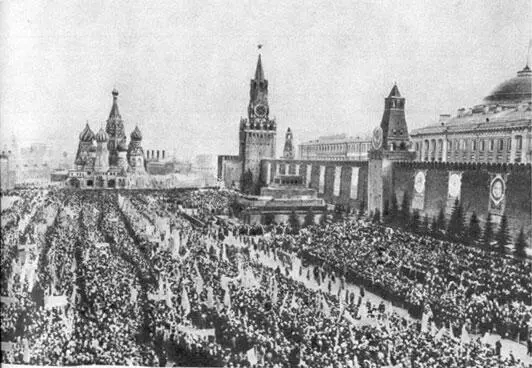 Москва Красная площадь 14 апреля 1961 года Десятки тысяч москвичей собрались - фото 6