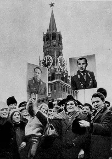 Москвичи в момент сообщения о старте Восхода2 Алексей Архипович - фото 33
