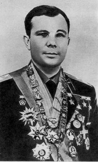 Первый космонавт планеты Герой Советского Союза летчиккосмонавт СССР Юрий - фото 45