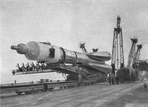 Ракетаноситель с космическим кораблем Союз5 на пути к стартовом устройству - фото 58
