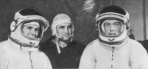 Экипаж корабля Союз5 Слева направо ЕВХрунов БВВолынов и АСЕлисеев - фото 60