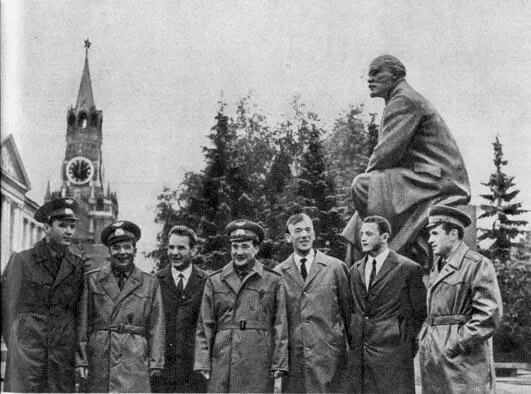Москва Кремль сентябрь 1969 года Перед стартом сюда пришли члены экипажей - фото 72