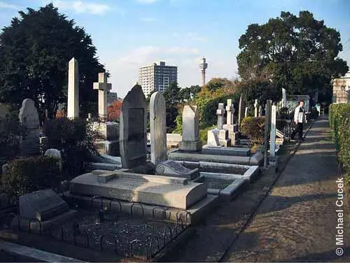 У Внезапной Смерти узкие глаза желтоватая кожа и косичка на макушке она одета - фото 105