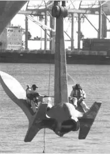 Моряки Энтерпрайза проводят окраску многотонного якоря авианосца В 2003 г - фото 100