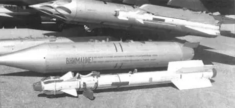На фото ракеты класса воздухвоздух Р60М подвешена на пилоне и Р73М на - фото 82