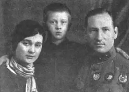 Генерал Ефремов с семьей Фронт горел не стихая Как на теле рубец Я - фото 48