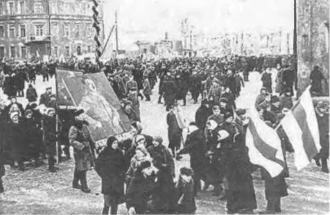Коллаборационисты в Минске 1943 год Портреты фюрера белые флаги с красной - фото 61