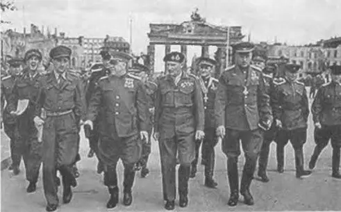1945 Союзники в Берлине Настроение отличное Не будем мелочиться - фото 123