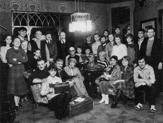 Вот и все Группа фотографируется на память в последний съемочный день пятого - фото 73