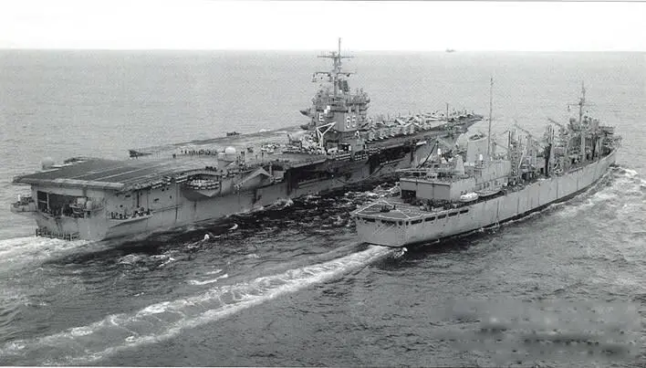 Быстроходное судно снабжения Детройт USS Detroit АОЕ4 следует по правому - фото 77