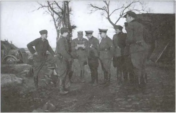 Командиры РОНА и сотрудники германской полиции Весна 1944 г Первая полоса - фото 12