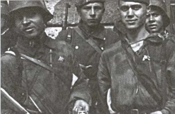 Солдаты РОНА Август 1944 г Каминцы в Варшаве Август 1944 г Боец РОНА - фото 18