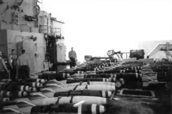 Итак авиабомбы уложены в специально отведенном на палубе месте bomb farm и - фото 46