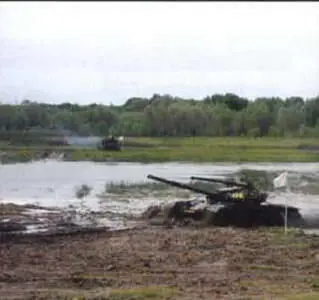 Выдвижение Т72Б к водной преграде с установленным ОПВТ Загрузка - фото 40