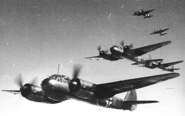 Ju88A4 из 2й эскадрильи KG30 пролетают над аэродромом Банак июнь 1943 г - фото 114