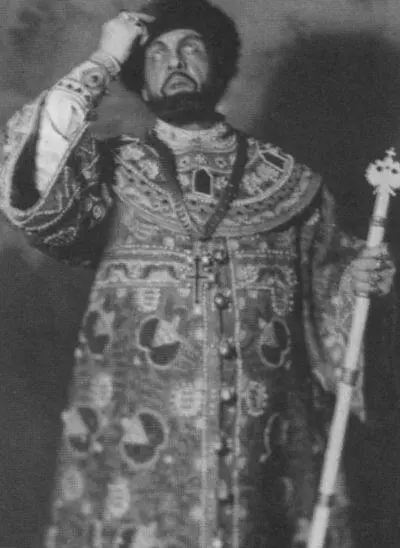 Федор Шаляпин в заглавной роли в опере Борис Годунов Фелия Литвин в - фото 47