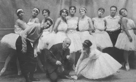 Педагог Энрико Чекетти и Леонид Мясин с артистками балета 1915 г Сцена из - фото 58