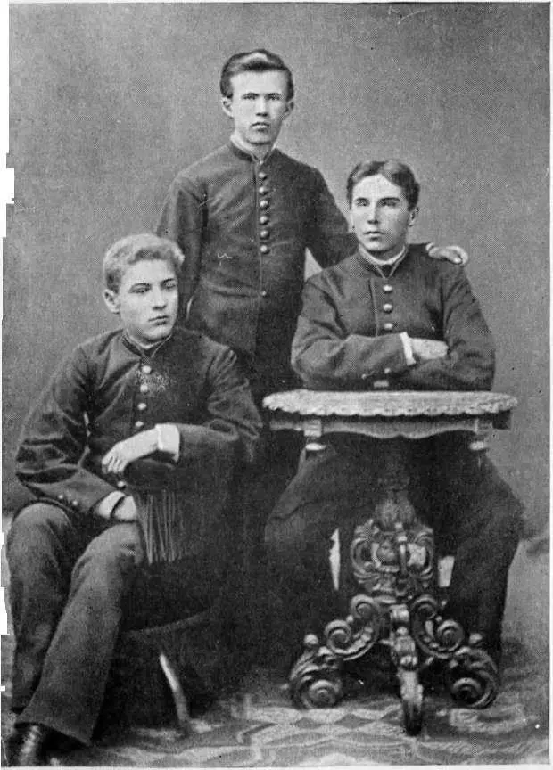 Владимир Афанасьевич ученик 7го класса вместе с товарищами Белым и - фото 12