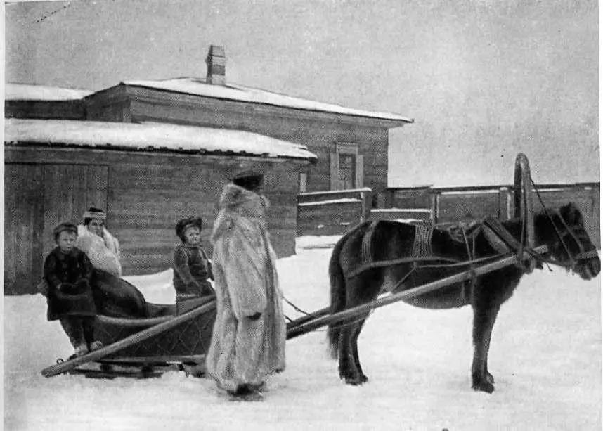 Выезд семьи Обручева в Иркутске в 1896 году Обручев с сотрудниками П И - фото 45