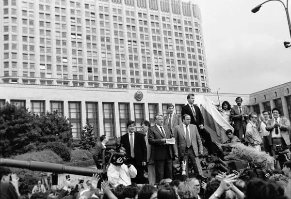 Выступление Ельцина с бронетранспортера во время путча 19 августа 1991 года - фото 23
