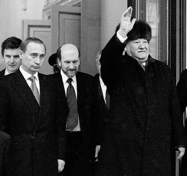 Российский экспрезидент Борис Ельцин справа покидает Кремль после ухода в - фото 30