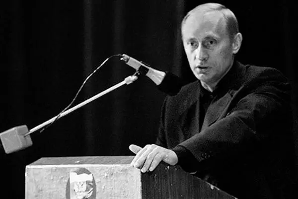 Президент Путин выступает перед родственниками моряков погибших на атомной - фото 31