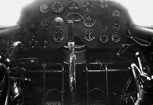 Приборная доска и управление первого пилота самолета РД2 В центральной нижней - фото 14