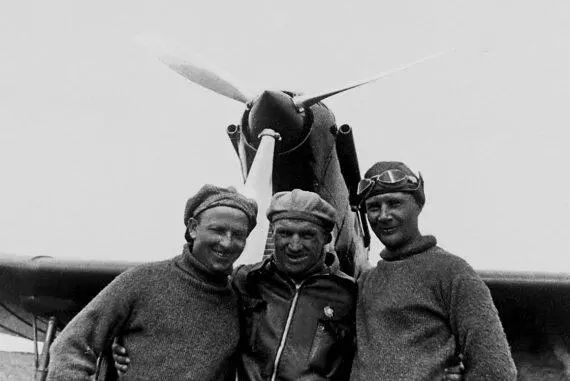 Байдуков Чкалов и Беляков у своего самолета РД2 Позднее этот снимок был - фото 15