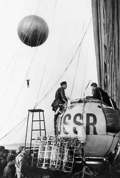 Подготовка стратостата СССР1бис к полету 26 июня 1935 г На боковой - фото 45